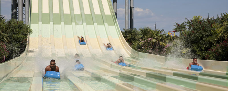 Arrivée sur la Cascade de Manéa au parc aquatique WAVE ISLAND, à Monteux, près d'Avignon, en Provence