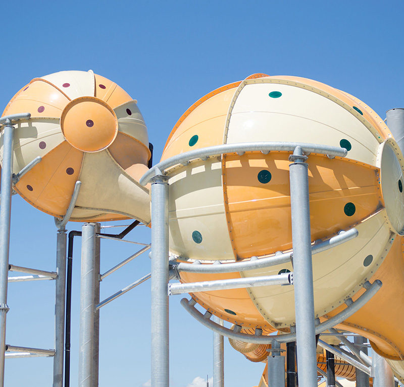 Vue sur les Sphères Infernales, attraction aquatique à WAVE ISLAND, parc aquatique à Monteux, près d'Avignon (84), en Provence !